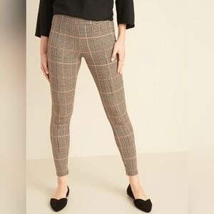 Old Navy Stevie Ankle Pants in Neutral Plaid - Size M